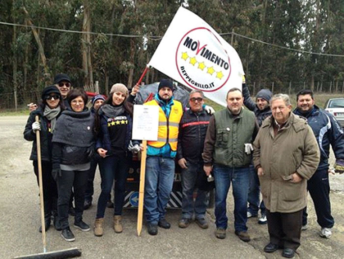 Piazza Armerina, il M5S pulisce una discarica abusiva