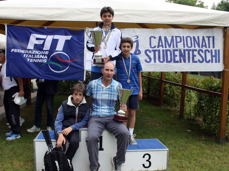 Nicosia, tennisti della scuola media Dante Alighieri secondi nella finale nazionale dei campionati studenteschi, Omar Di Stefano vince il titolo individuale