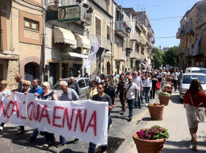 Manifestazione M5S a Piazza Armerina, ‘’Qui l’Acqua è Cosa Nostra’’