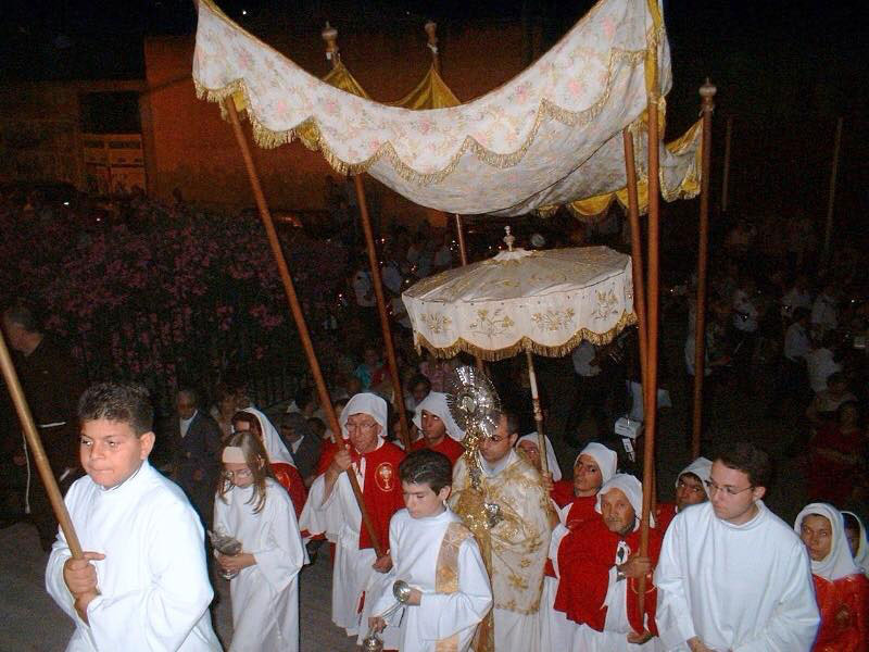 Festa del Corpus Domini a Leonforte, famiglie e giovani impetrano la consolazione del lavoro