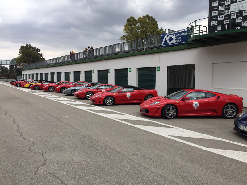 Enna, le Ferrari del Club Italia sul circuito di Pergusa