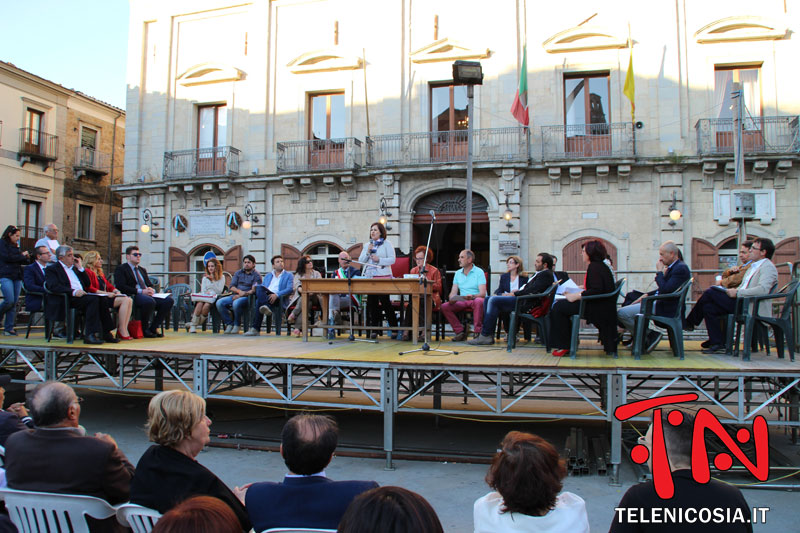 Nicosia, si è svolto in Piazza Garibaldi il primo consiglio comunale