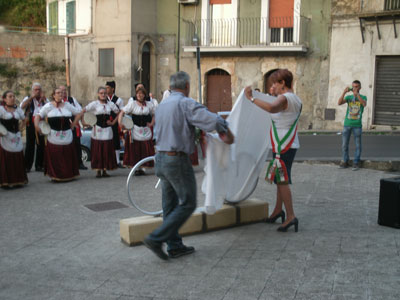 Agira, inaugurato monumento donato da emigrato agirino in Germania