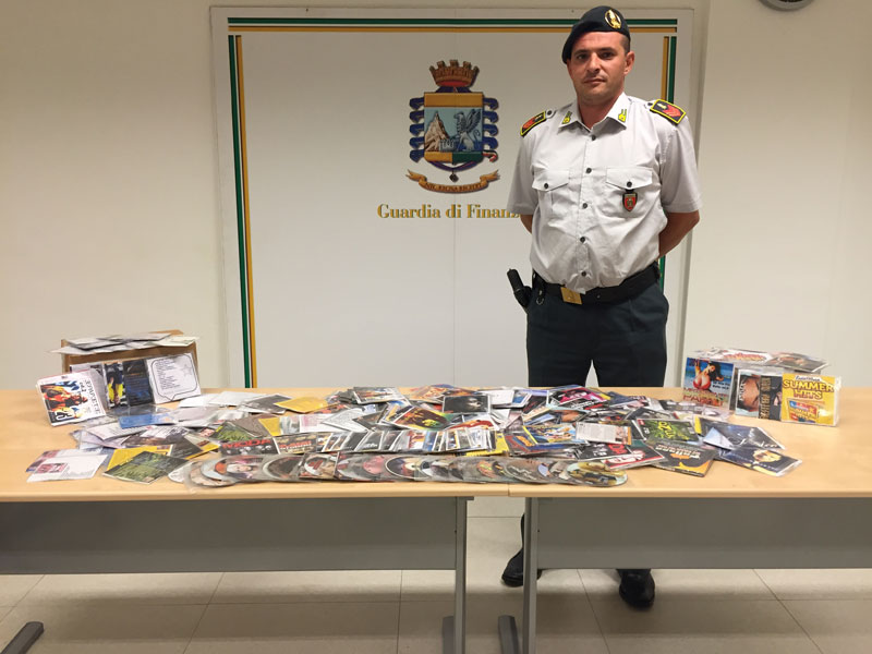 Assoro, la Guardia di Finanza sequestra 300 CD e DVD contraffatti