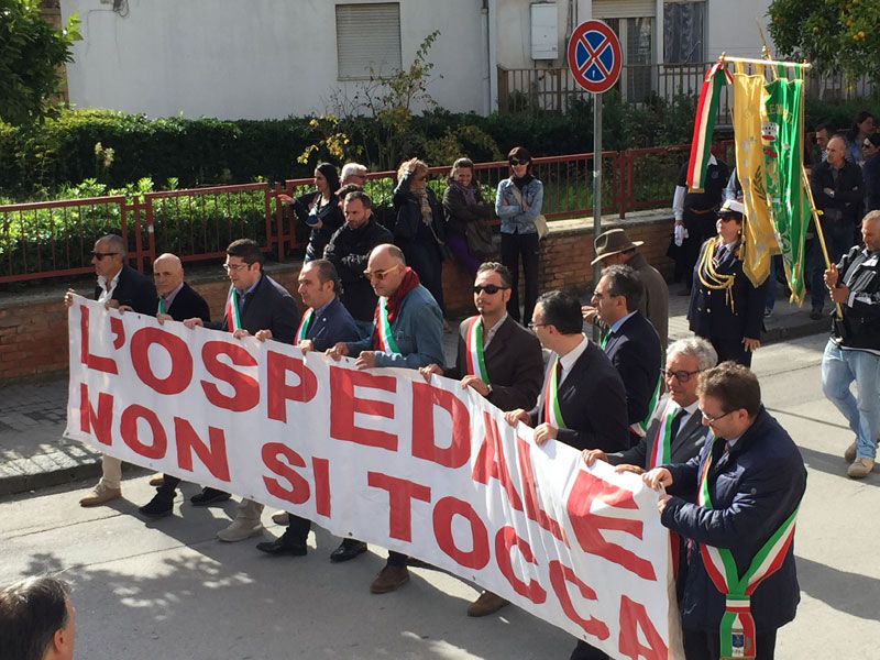 Leonforte, massiccia partecipazione alla manifestazione a difesa dell’ospedale Ferro Branciforti Capra