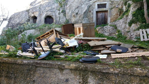 Nicosia, mini discarica nella scuola di Largo Peculio