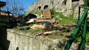 Nicosia, mini discarica nella scuola di Largo Peculio