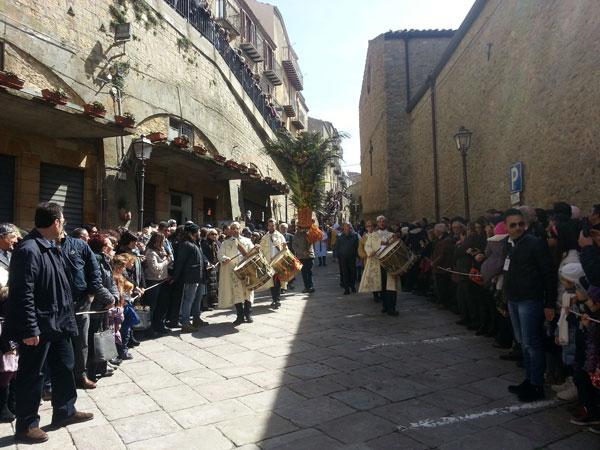 Gangi, in quattromila per la millenaria processione delle Palme