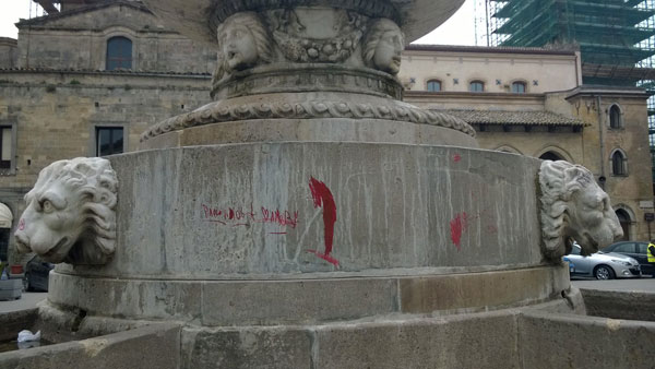 Nicosia, atto vandalico sulla fontana di Piazza Garibaldi