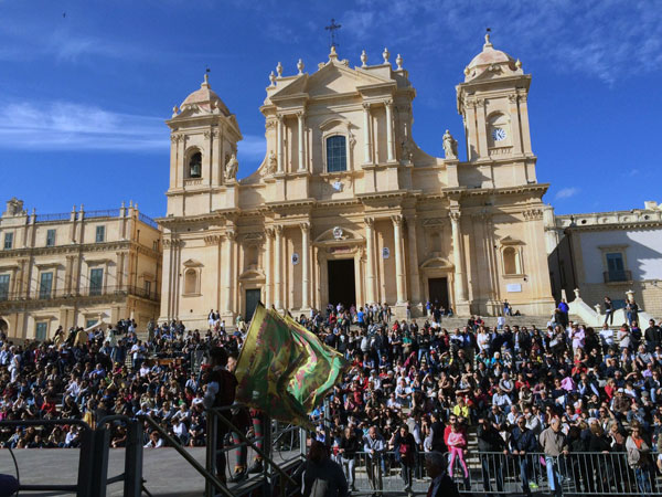 Il corteo storico di Nicosia al Palio dei tre Valli di Sicilia a Noto