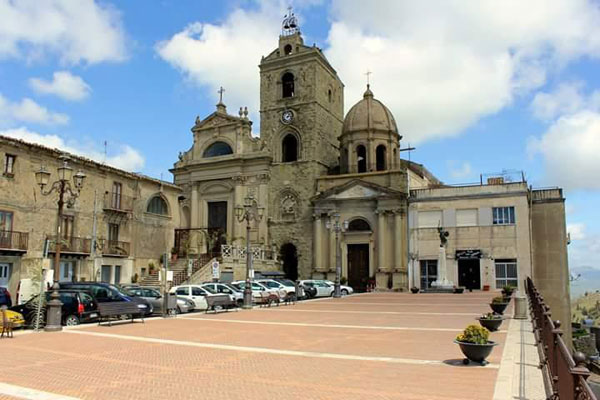 Troina, il comune aderisce al progetto per la realizzazione dell’illuminazione artistica in piazza Conte Ruggero