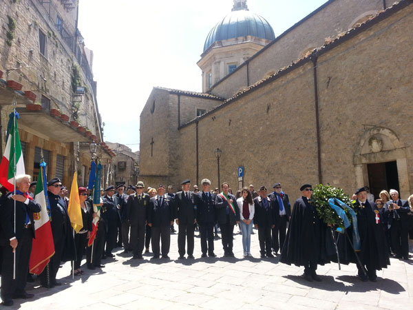 Gangi, guardie d’onore reali alle tombe del Pantheon depongono una corona d’alloro