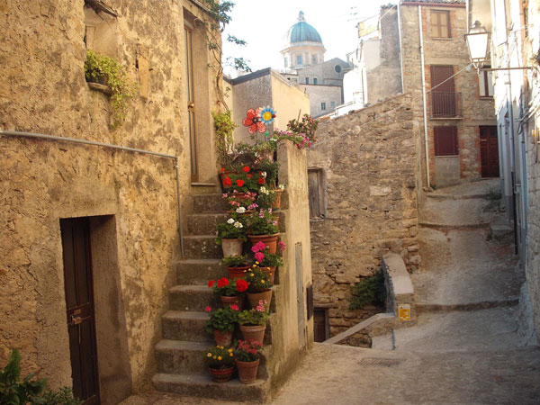 Gangi, al via gara fiorita per colorare il centro abitato