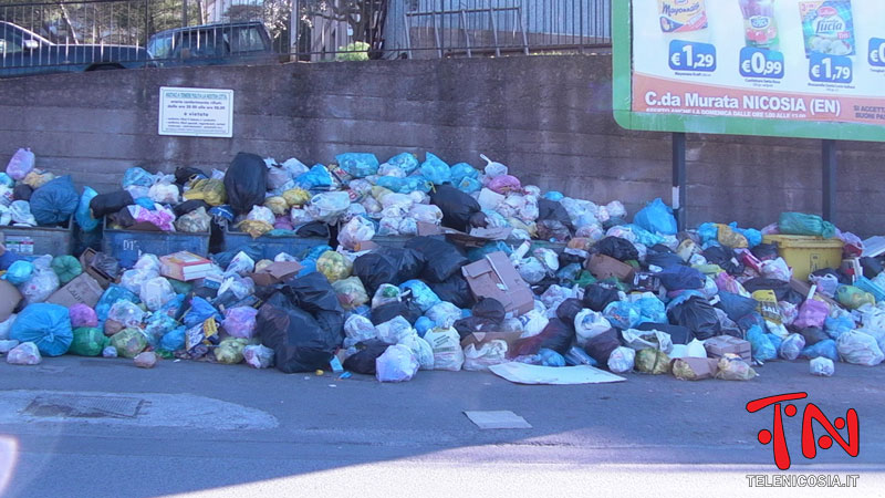 Nicosia, ancora rifiuti per le strade