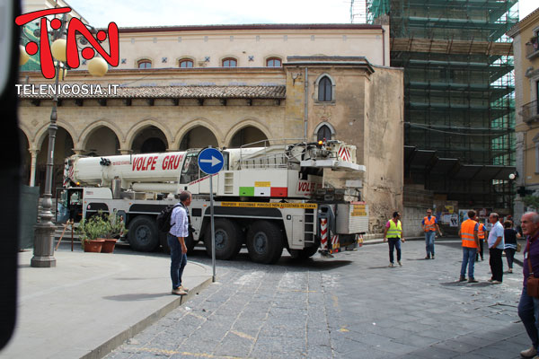 Nicosia, arriva in piazza Garibaldi la gru che dovrà issare la cuspide