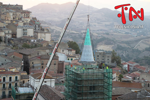 Nicosia, lo spettacolare posizionamento della cuspide della torre campanaria