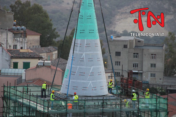 Nicosia, lo spettacolare posizionamento della cuspide della torre campanaria