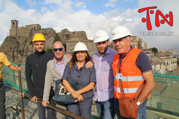 Nicosia, lo spettacolare posizionamento della cuspide della torre campanaria