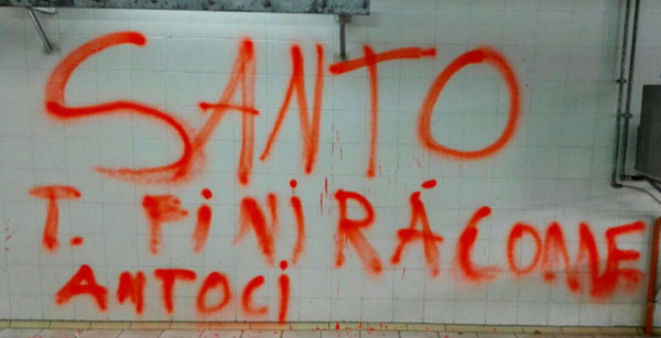 Troina, scritte intimidatorie sul muro del mattatoio comunale