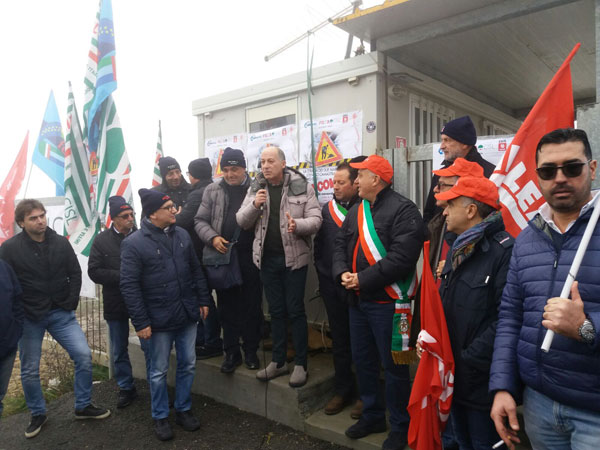 Manifestazione dei lavoratori della Nord-Sud, presenti i tre sindaci di Mistretta Nicosia e Santo Stefano