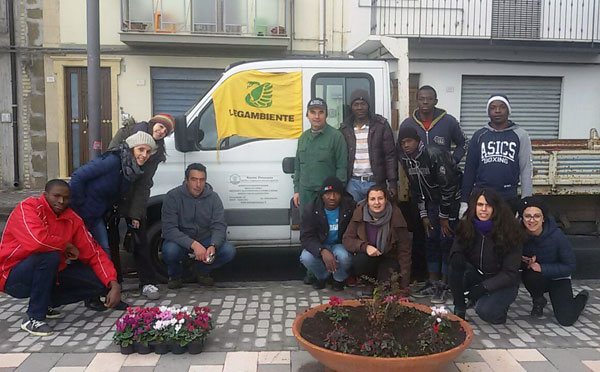 Troina, i ragazzi del Mali del centro d’accoglienza Don Sturzo piantano i ciclamini in città