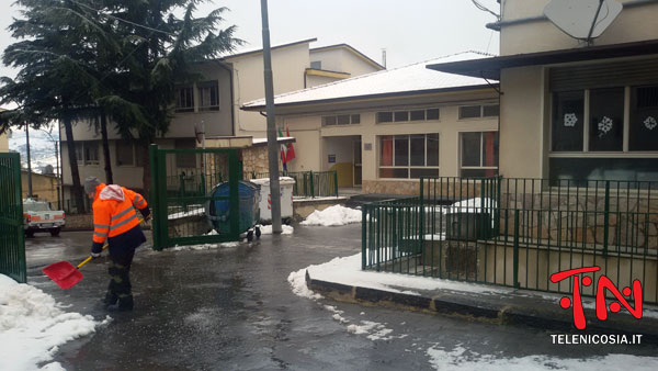 Ancora una nevicata a Nicosia, scuole aperte con pochi alunni