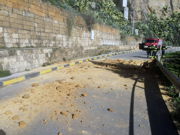 Nicosia, caduto un masso in via Marcello Capra