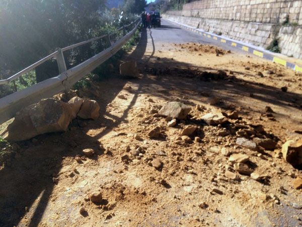 Nicosia, caduto un masso in via Marcello Capra