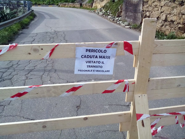 Nicosia, caduto un masso in via Marcello Capra