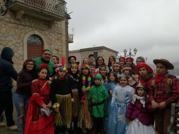 Carnevale a Sperlinga, nel segno dell’amicizia e della solidarietà con un gruppo di Cerami