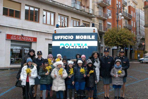 Enna, il camper della Polizia di Stato in piazza per la campagna di sensibilizzazione contro la violenza sulle donne «…questo non è amore» 