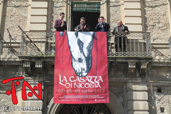 Nicosia, esposto in piazza Garibaldi il banner della Casazza