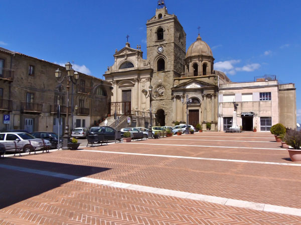 Rissa in un locale del centro storico di Troina, un ragazzo grave in ospedale