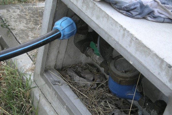 Nicosia, si rifornivano di acqua con un allaccio abusivo, denunciate due persone dalla Polizia di Stato