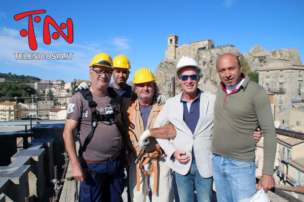 Nicosia, iniziate le operazioni per togliere l’impalcatura dalla torre campanaria