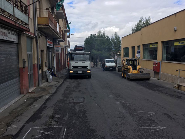 Nicosia, in corso la ‘’ri-bitumazione’’ della via Bernardo Di Falco