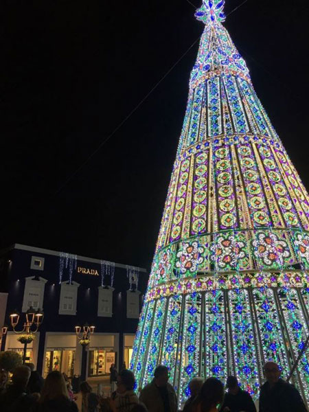 Al Sicilia Outlet Village illuminato l'abero più alto dell'Isola alla presenza del Trio Medusa