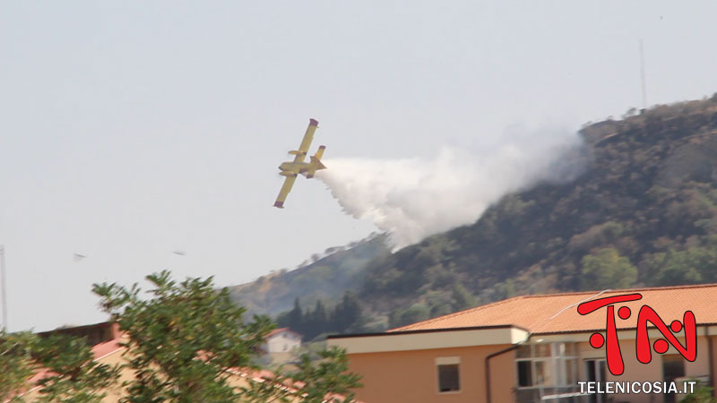 Nicosia, continua l’opera di spegnimento degli incendi