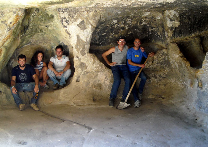 Pulizia straordinaria delle antiche tombe del Castello di Nicosia